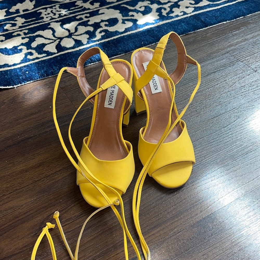 STEVE MADDEN yellow lace up heels!
